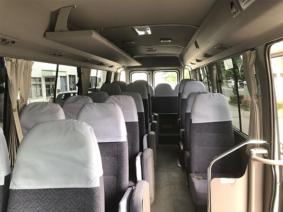 小型バス（マイクロバス）　27人乗り（正座席21席＋補助席6席）